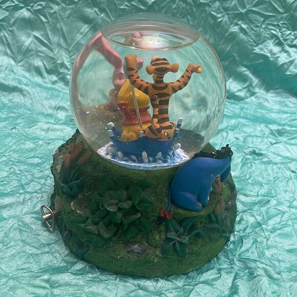 - Vintage Winnie the Pooh Springtime SnowGlobe - Picture 4 of 8